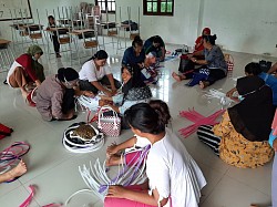 กระเป๋าสานจากเส้นพลาสติก