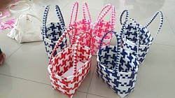 กระเป๋าสานจากเส้นพลาสติก