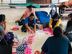 กระเป๋าสานจากเส้นพลาสติก